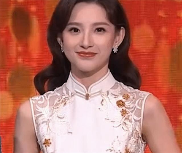 央视一姐马凡舒首曝择偶标准,春晚主持人马凡舒旗袍