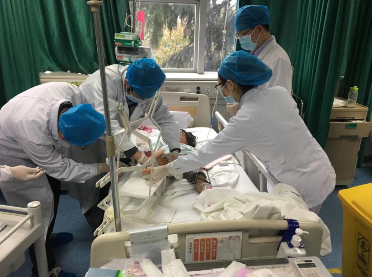 嘴角起小水泡是不是上火了,5岁的女儿3岁的儿子嘴角长水泡