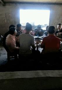 “姑娘，你知道衣服上的字是什么意思吗？”哈哈哈自信的姑娘最美