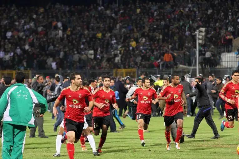 印尼球迷冲突,印尼一足球场爆发球迷暴力冲突