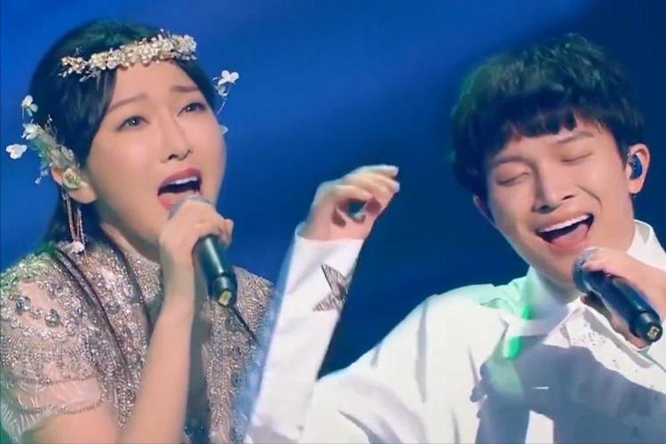 萨顶顶假唱话筒拿反是故意的吗,萨顶顶假唱话筒拿反是哪年