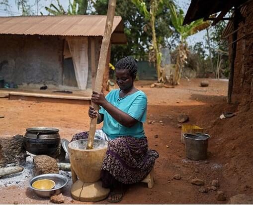 非洲民众买双拖鞋还要分期,一下雨村子就被淹