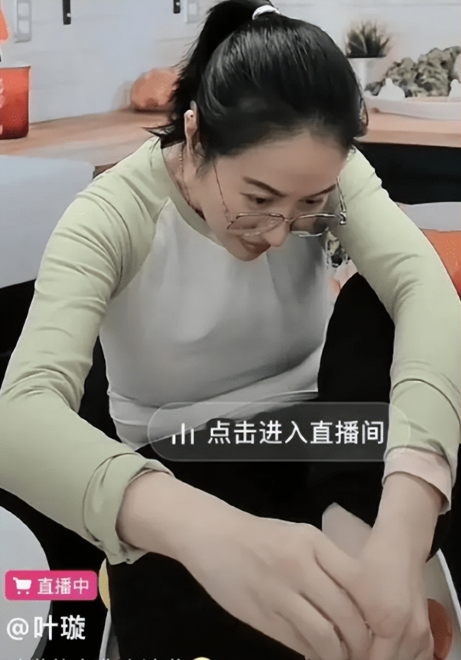 叶璇在抖音素颜,叶璇直播形象邋遢被吐槽挖鼻