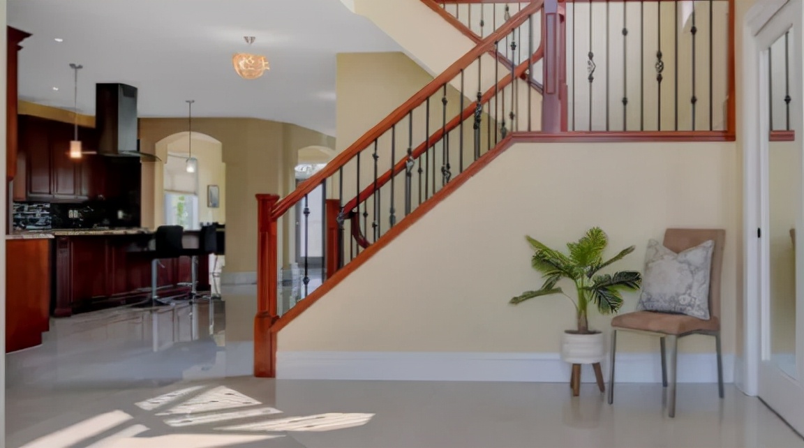 加拿大每年养房费用,加拿大温哥华1800万房子