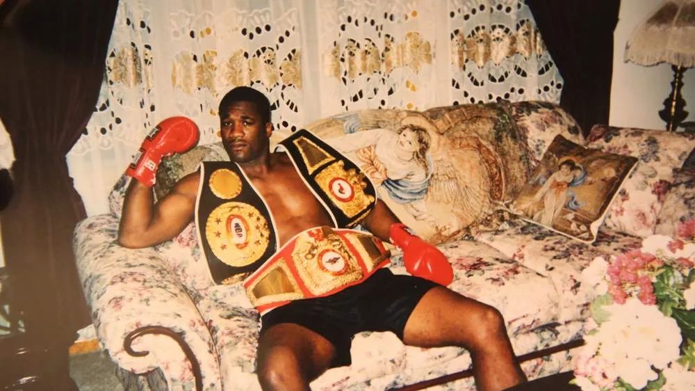 职业拳击手跟普通人打架,职业拳击手被混混打死