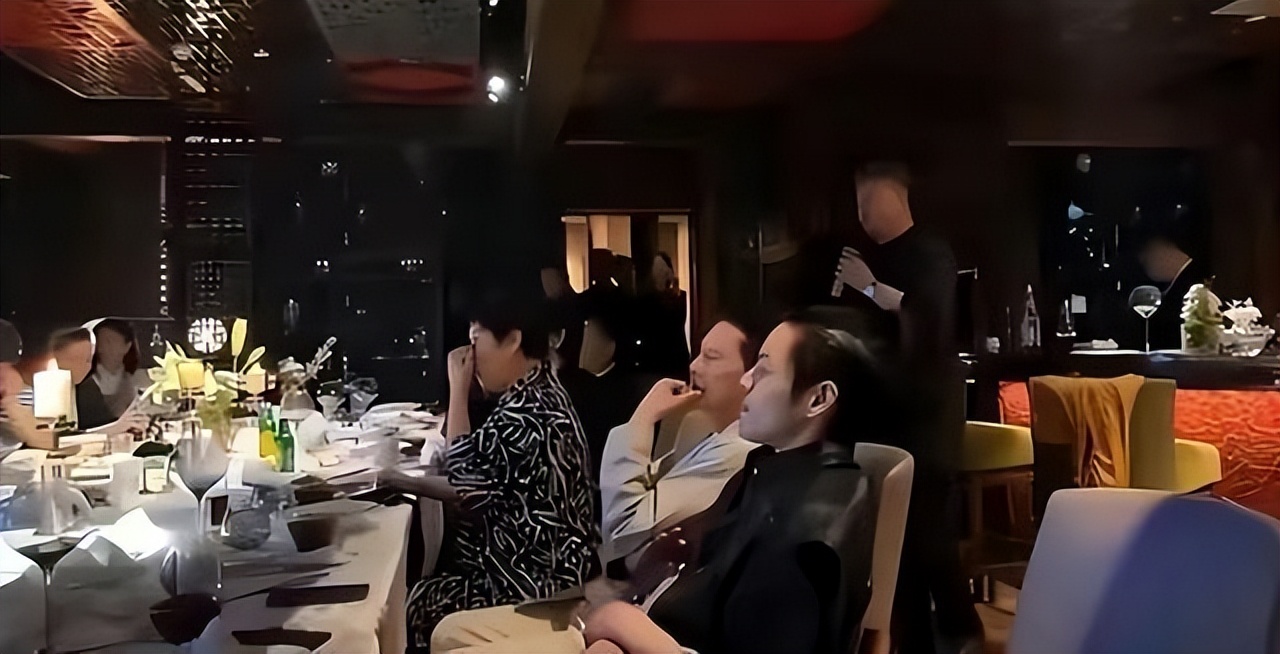 向太穿礼服,向太穿衣打扮