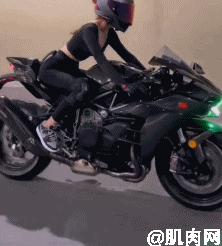 女生骑摩托车伸腰,女生骑摩托车前轮翘起来
