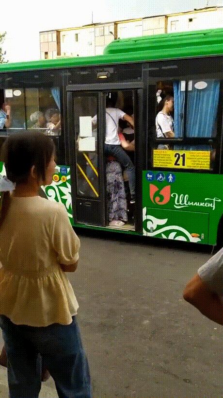 姑娘下次自拍的时候整理一下房间吧，你的秘密都被大家发现啦