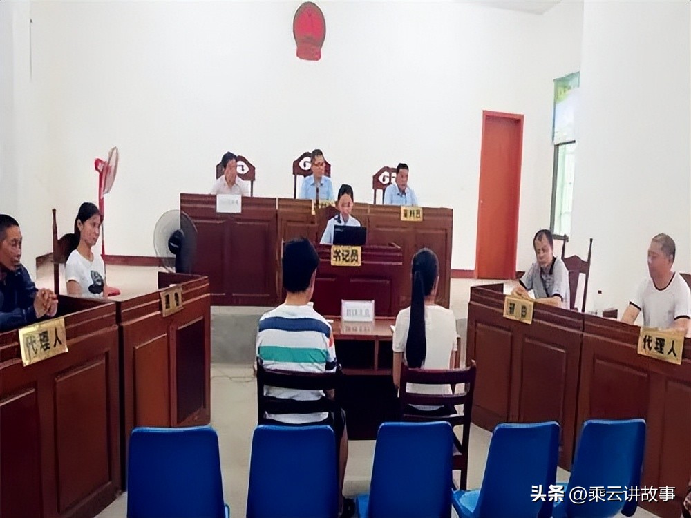 太嚣张,离婚当天带新男友办手续,老实人怒了!