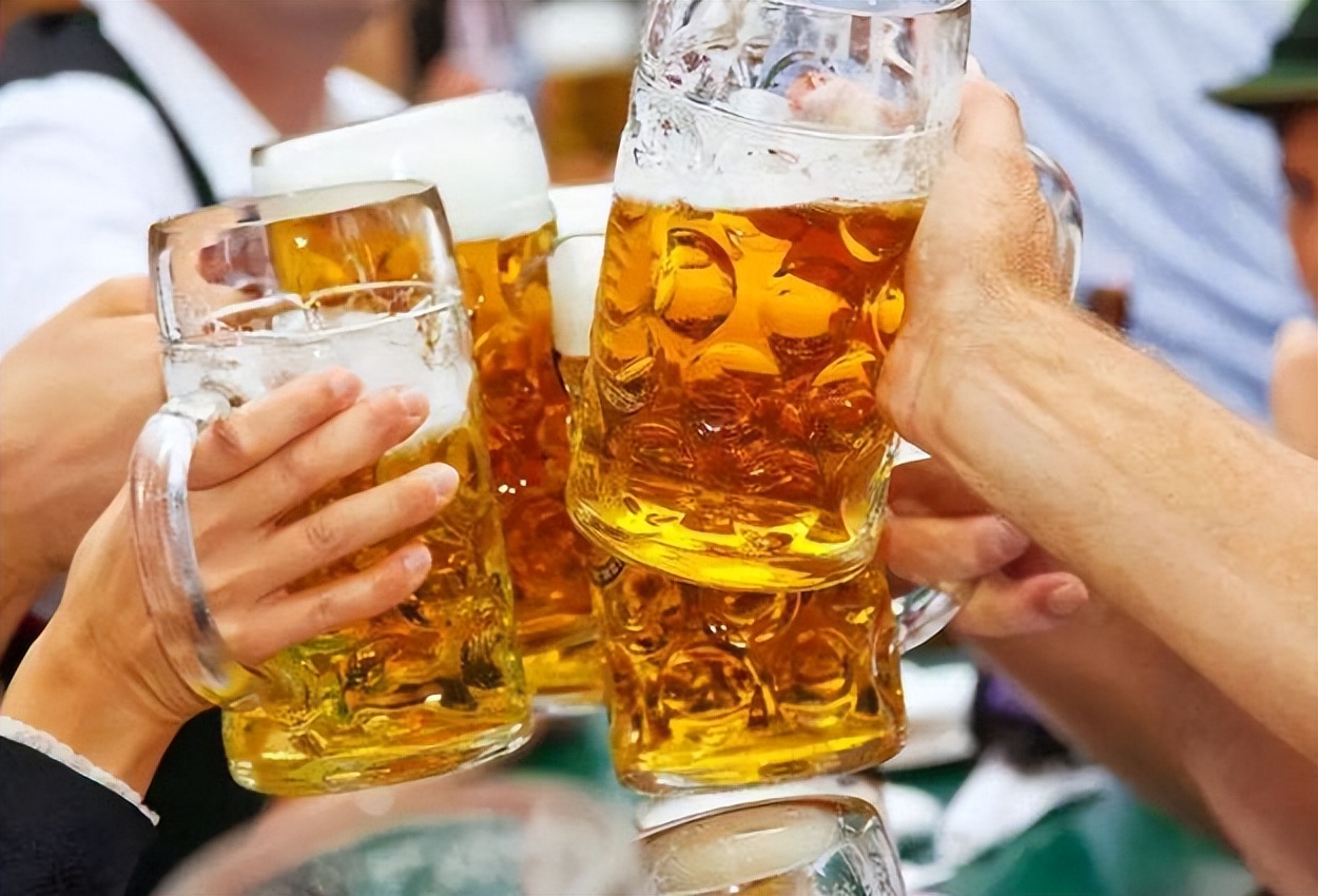 两瓶啤酒相当于白酒多少度,喝两瓶啤酒相当于多少白酒