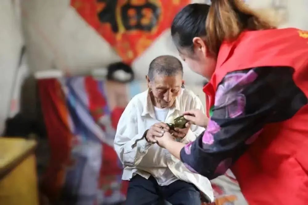 开展擦亮文明窗口志愿服务活动,志愿服务汇聚爱心为文明添彩