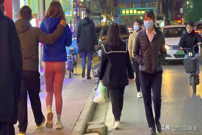 中国一线城市长沙，工资少物价高，游玩广场人流量巨大