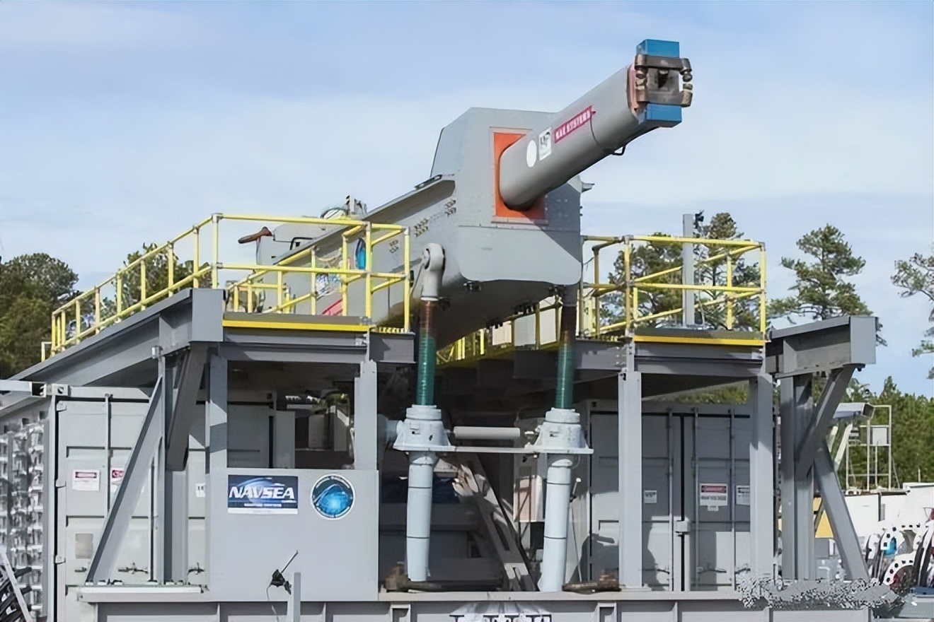 央视电磁炮测试穿透钢板,电磁炮可在百公里外击穿厚钢板