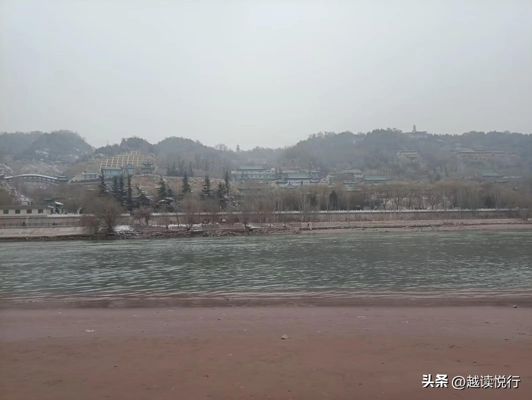 北方春来迟，料峭春寒中，看黄河水暖，白塔山醒！