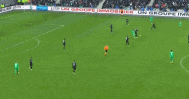 内马尔脚踝变形落泪被担架抬走,内马尔脚受伤