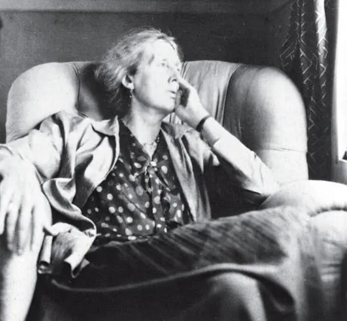 女人要有一间自己的书房是谁说的,女人必须要经济独立的小说