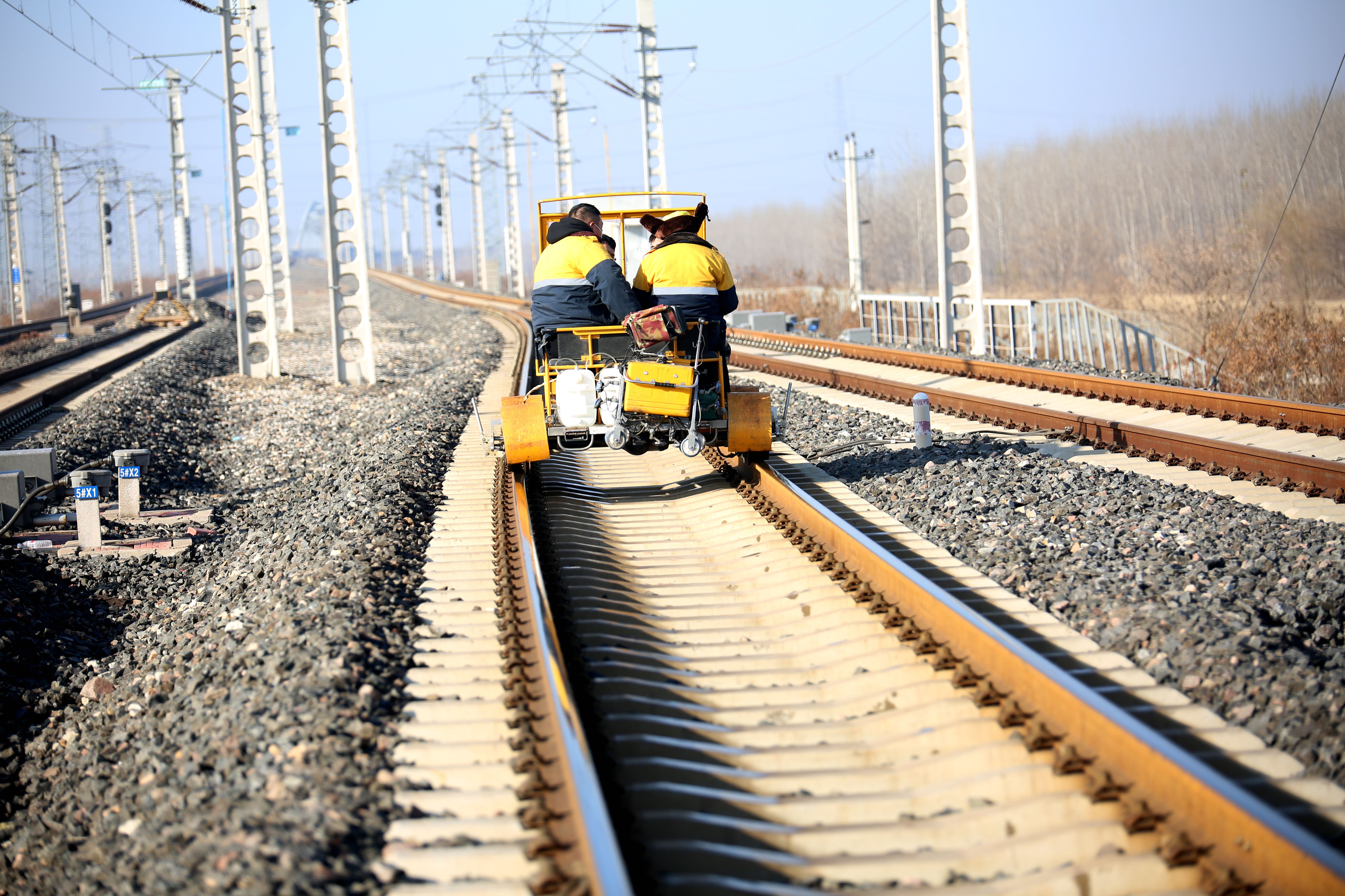 秦皇岛工务段：“小黄蜂”上线护佑冬日铁轨安全