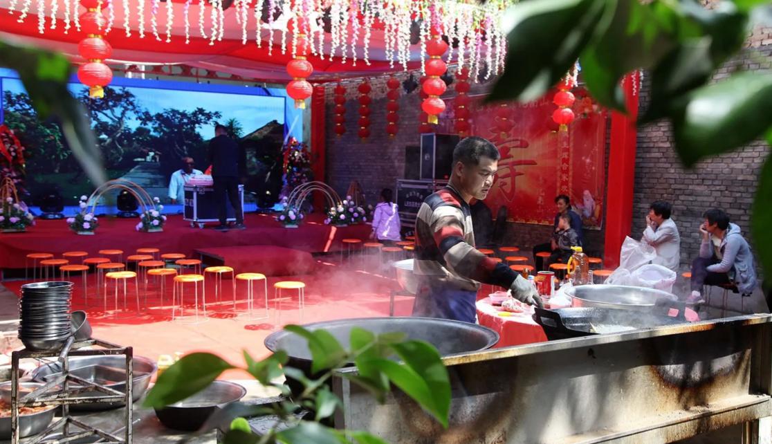 山东老人过80大寿，酒桌上中华烟茅台酒花费百万，网友却说是陋习