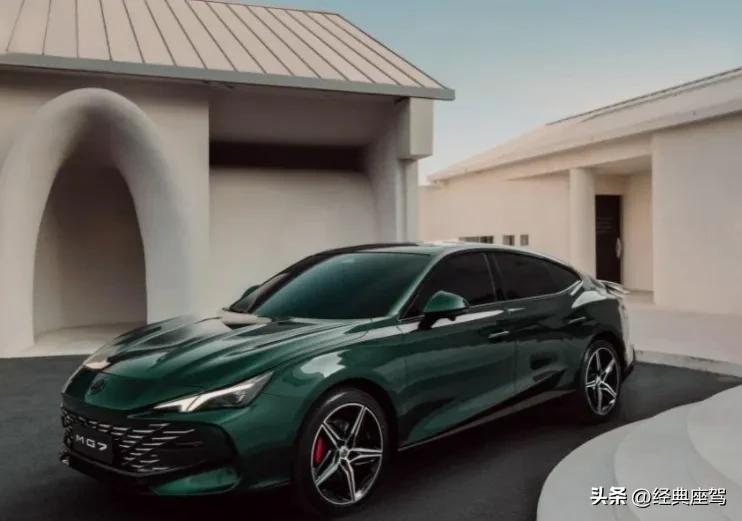 新手纯电车和油车哪个好开,到底是油电车好还是油车好