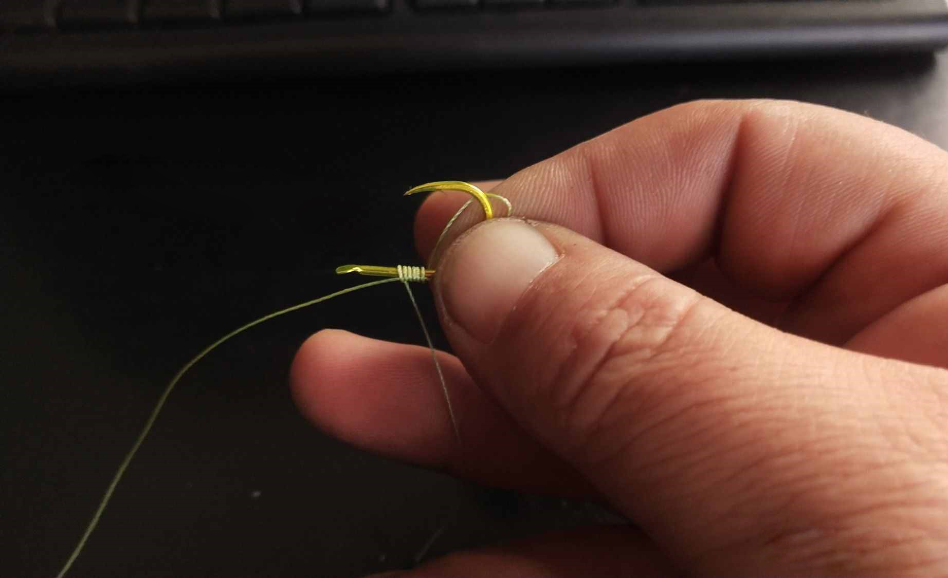 绑鱼钩的位置放在前面还是后面好,绑鱼钩时钩条粗细和线的比例