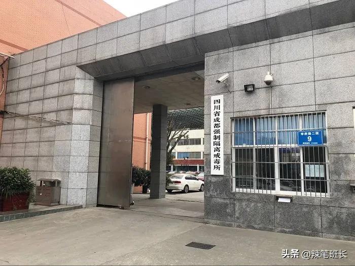 单亲妈妈吸毒被关戒毒所，3岁*女幼**活活饿死家中；涉事民警获刑