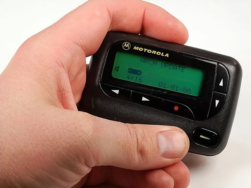 一部手机卖99元，坚持20年不倒闭的荣秀丽，是如何生存至今的