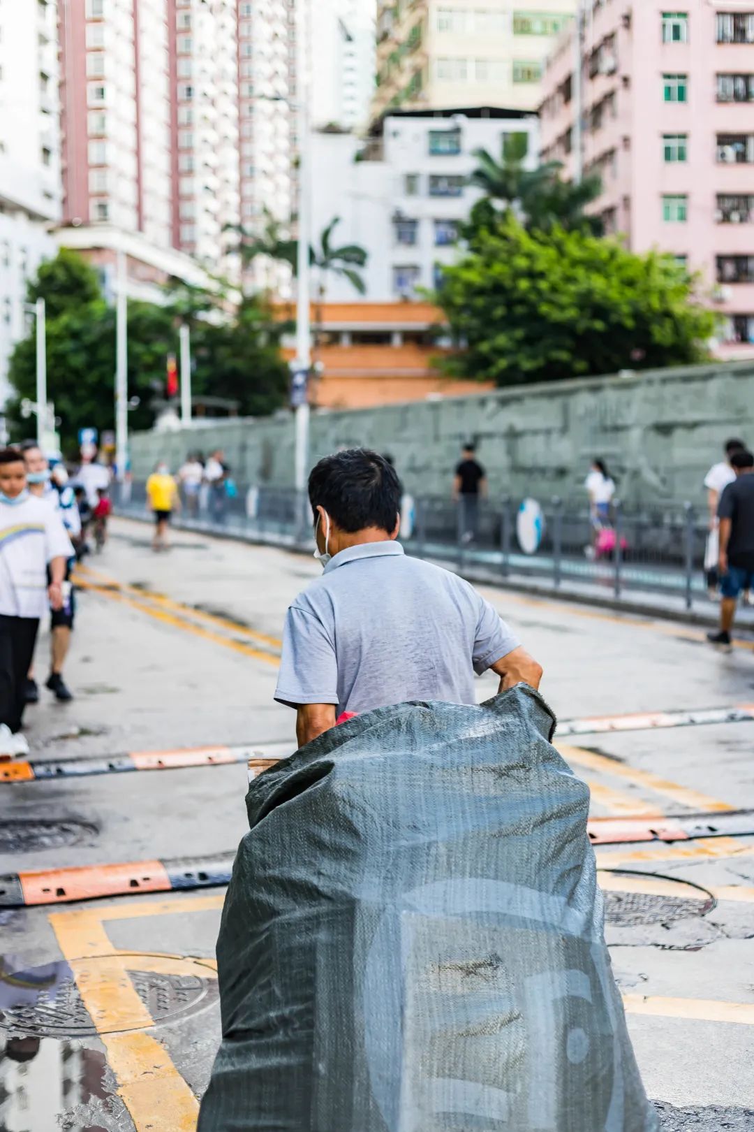 月薪2万，深圳服装厂的暴富神话还在吗？