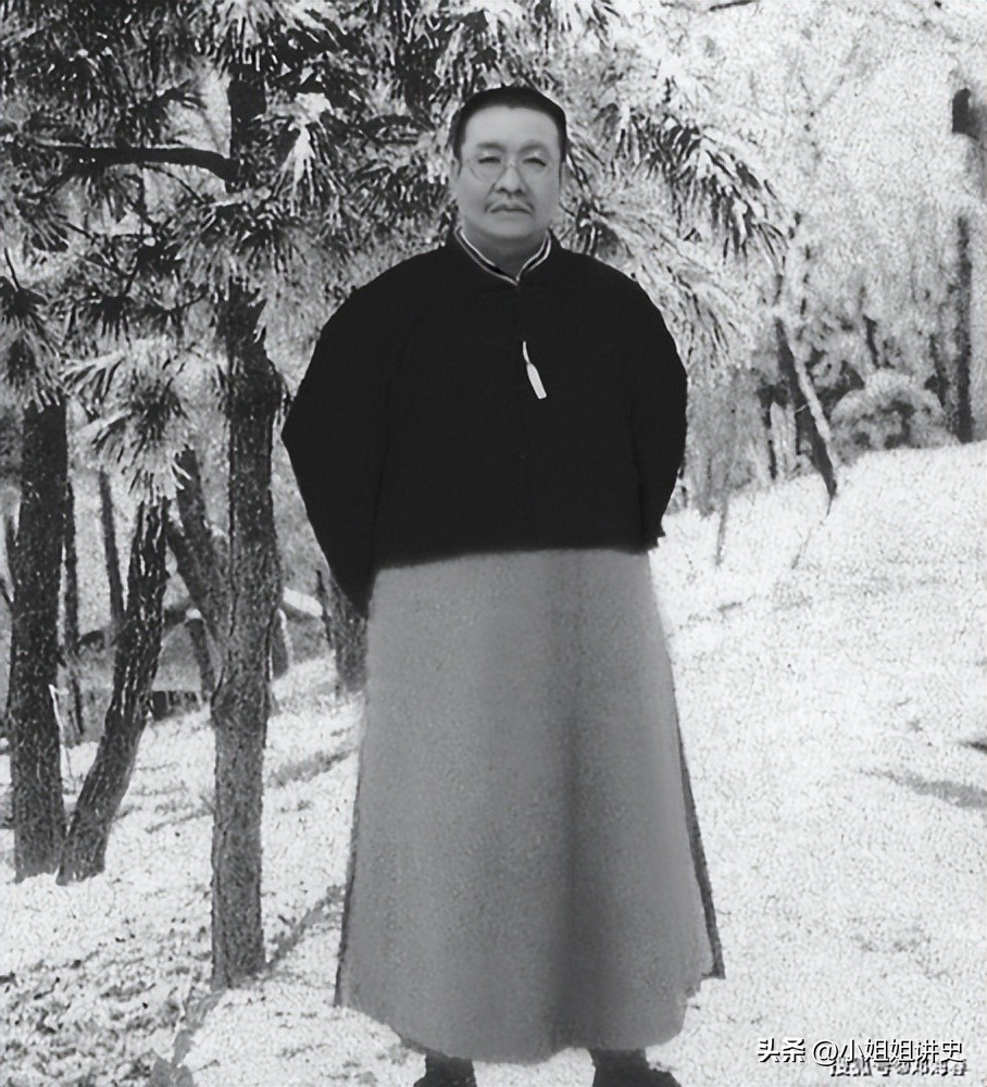 在饭桌前站24年的小妾，因儿及第有了座，出殡时儿躺棺盖：走正门