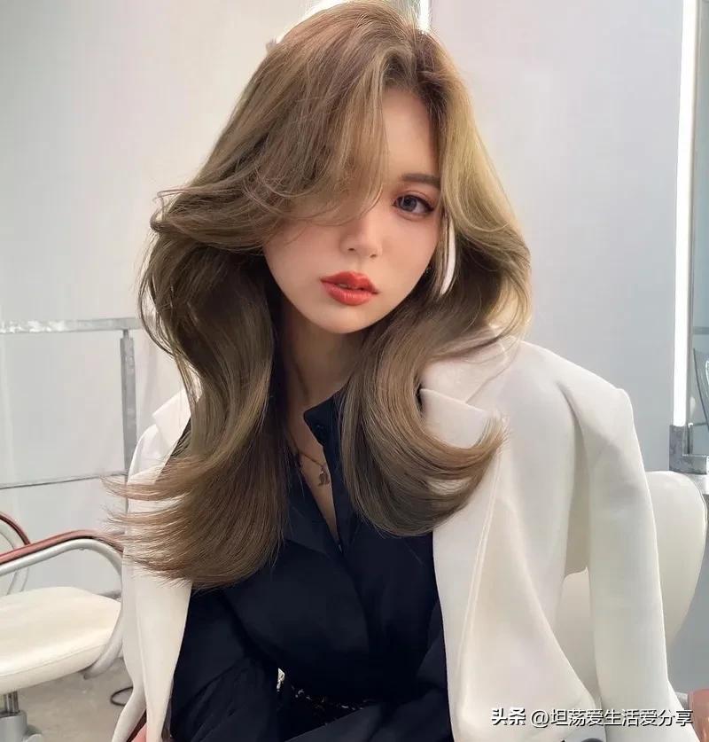 两边翘起来的发型有氛围感,散发发型既简单又俏皮