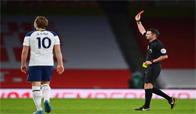 足球比赛球破了进球有效吗,足球比赛中球触及裁判员如何判罚