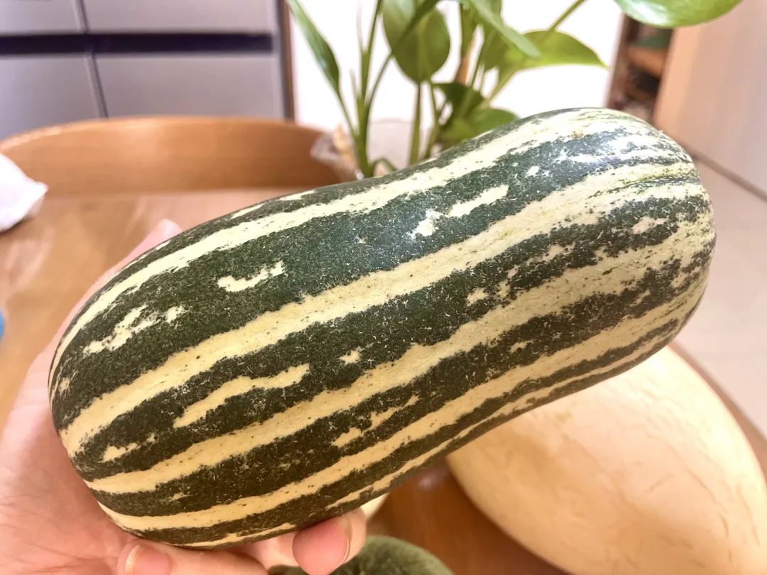 武汉美女：夏天要吃这些好瓜，藤蔓上的水果冰淇淋