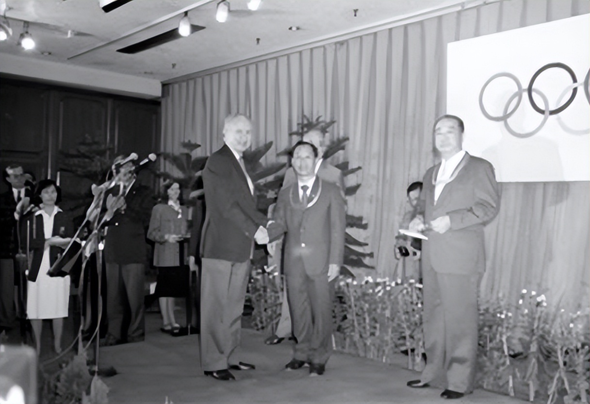 中国举重“祖师”陈镜开：曾被毛主席六次接见，十次打破世界纪录