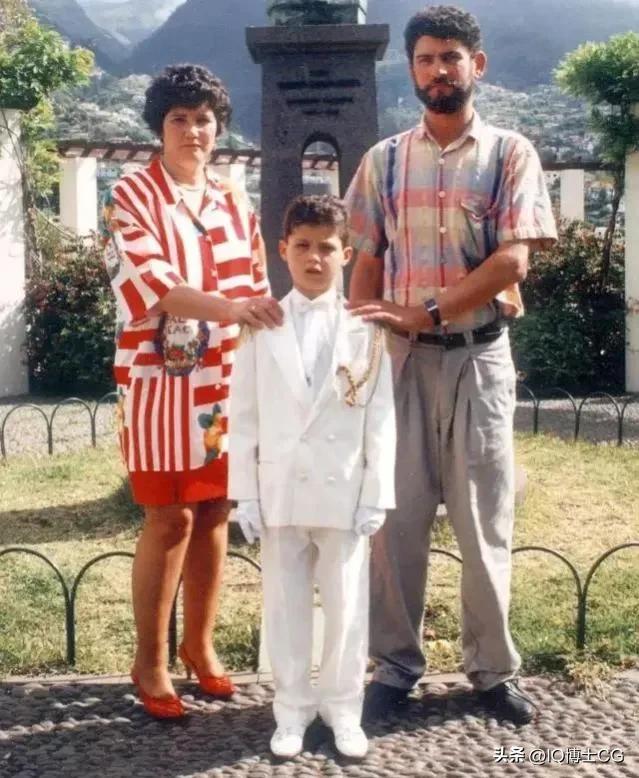 c罗年轻时独自一人踏上生涯之路,年轻的c罗就已成就世界级球员