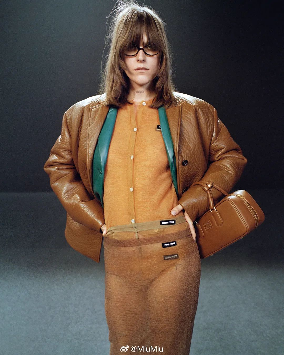 董洁黄色裙子黑色裤子,董洁穿钻石短裤引热议