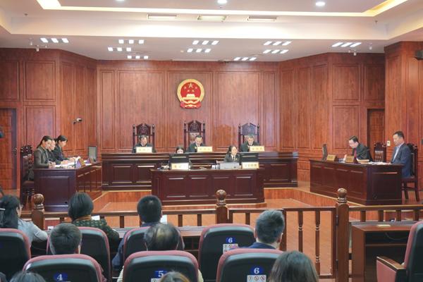 女子曝在法院被女法官抓伤面部,女子在法庭被法官抓伤如何处理的