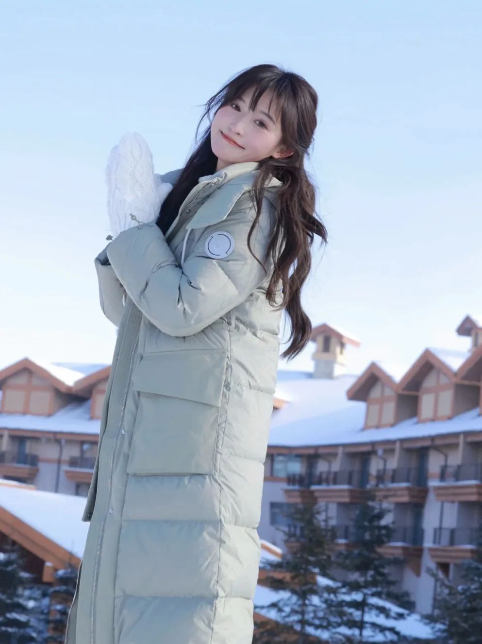 白色长款羽绒服韩系裙子穿搭,今年流行穿搭羽绒服加什么靴子