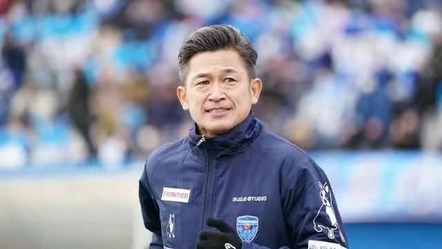 55岁足坛活化石遭8队抢着要！是物有所值？还是被当做“吉祥物”