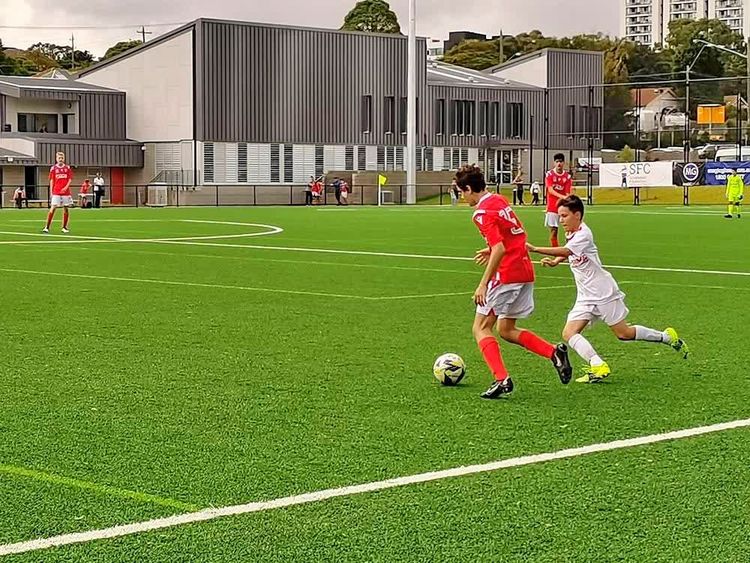 在悉尼PenshurstPark彭斯赫斯特公园球场，看一场社区少年足球赛