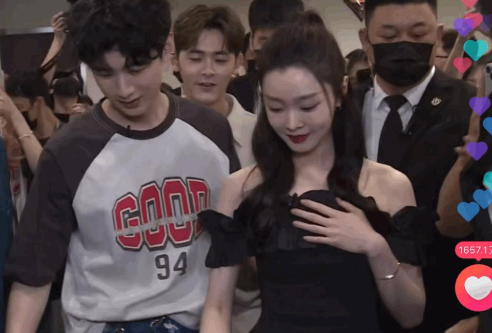 白敬亭宋轶扫楼情侣装图片,白敬亭宋轶扫楼拍照换玩偶