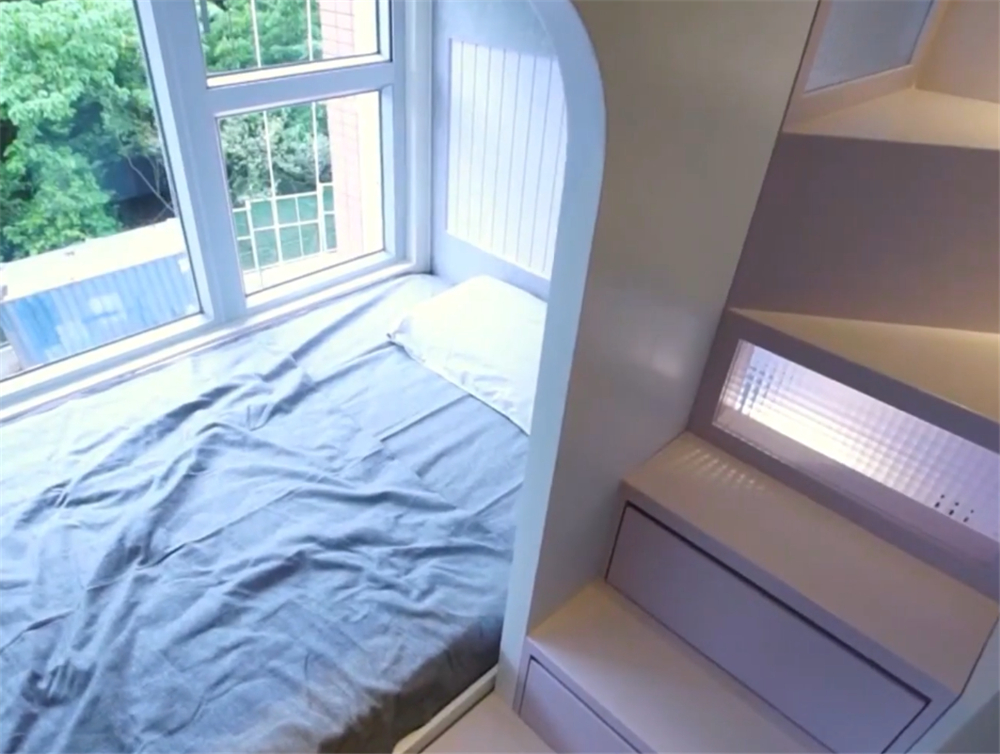 香港一家4口居住110尺劏房,香港一家五口住在豪宅