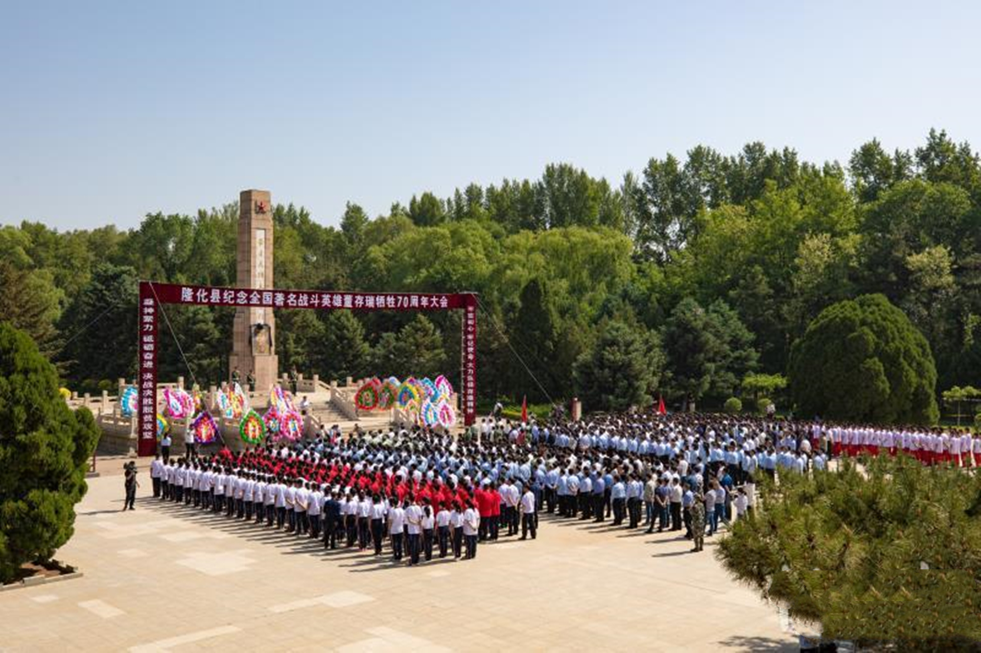 毛主席2次题词刘胡兰，为何拒绝给董存瑞题词？伟人：我写不合适