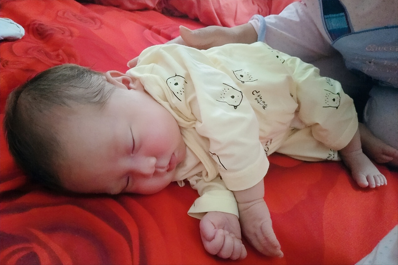 宝宝睡着突然就哭,宝宝睡着了突然就哭了是什么原因