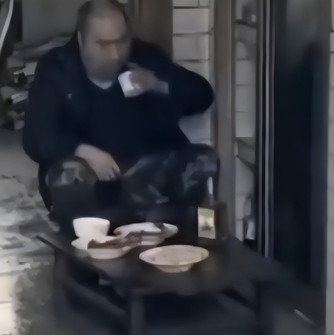 男子一年喝一千斤酒膀子像河马,男子喝酒脖子变河马脖