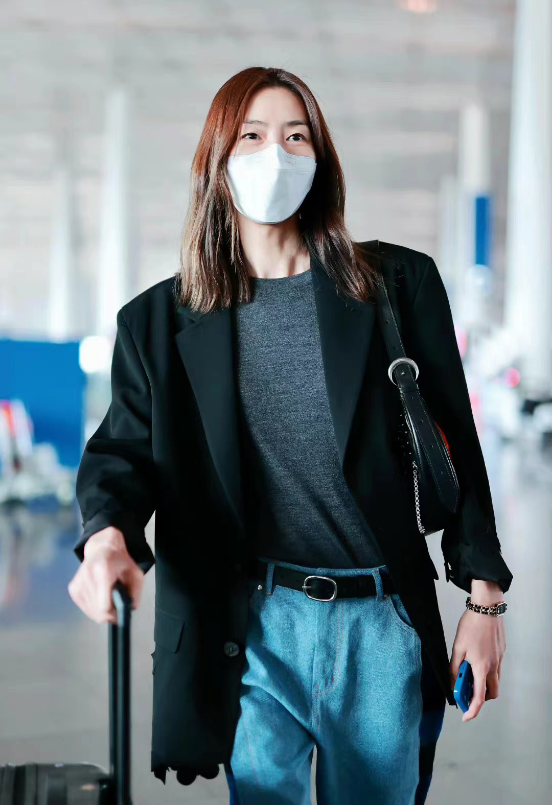 刘雯穿全黑色服装休闲又帅气,刘雯缎面连体裤造型酷飒十足