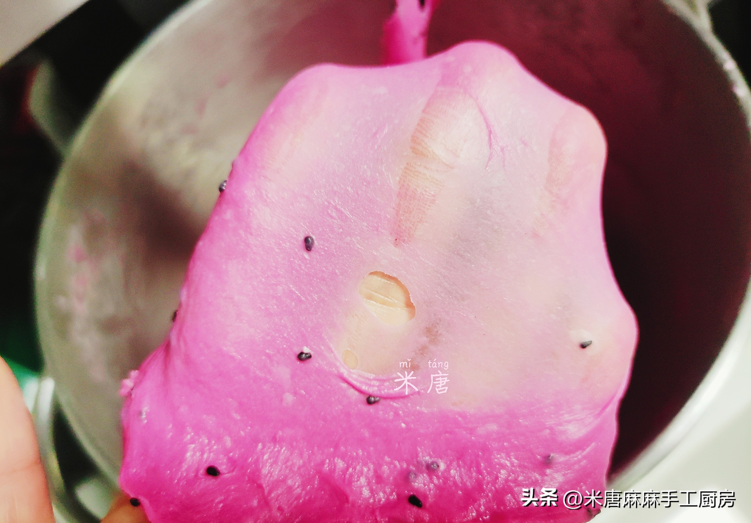 米唐麻麻玩转面团：#吐司日记#火龙果蔓越莓乳酪吐司