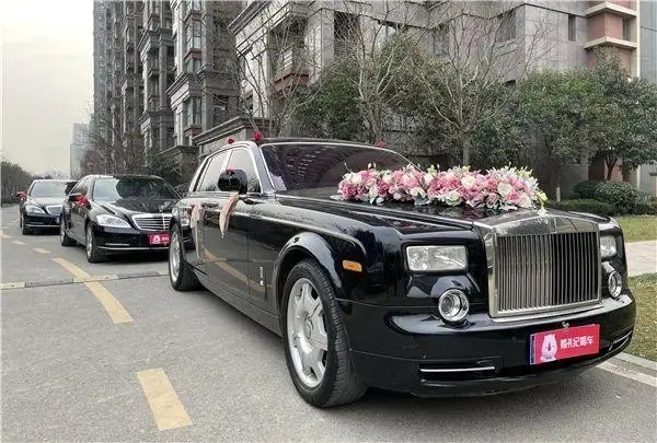 老板千金大婚，同事每人随500元，实习生给1万大红包现场炸锅了