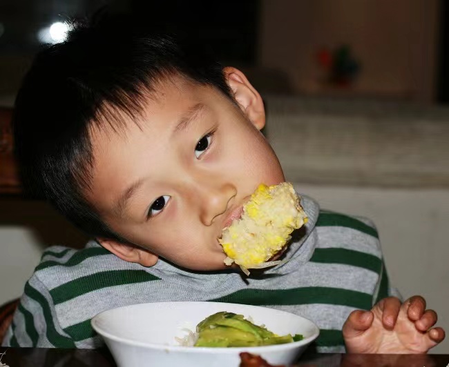 小孩喜欢含饭不咀嚼怎么办,孩子老喜欢含饭怎么办