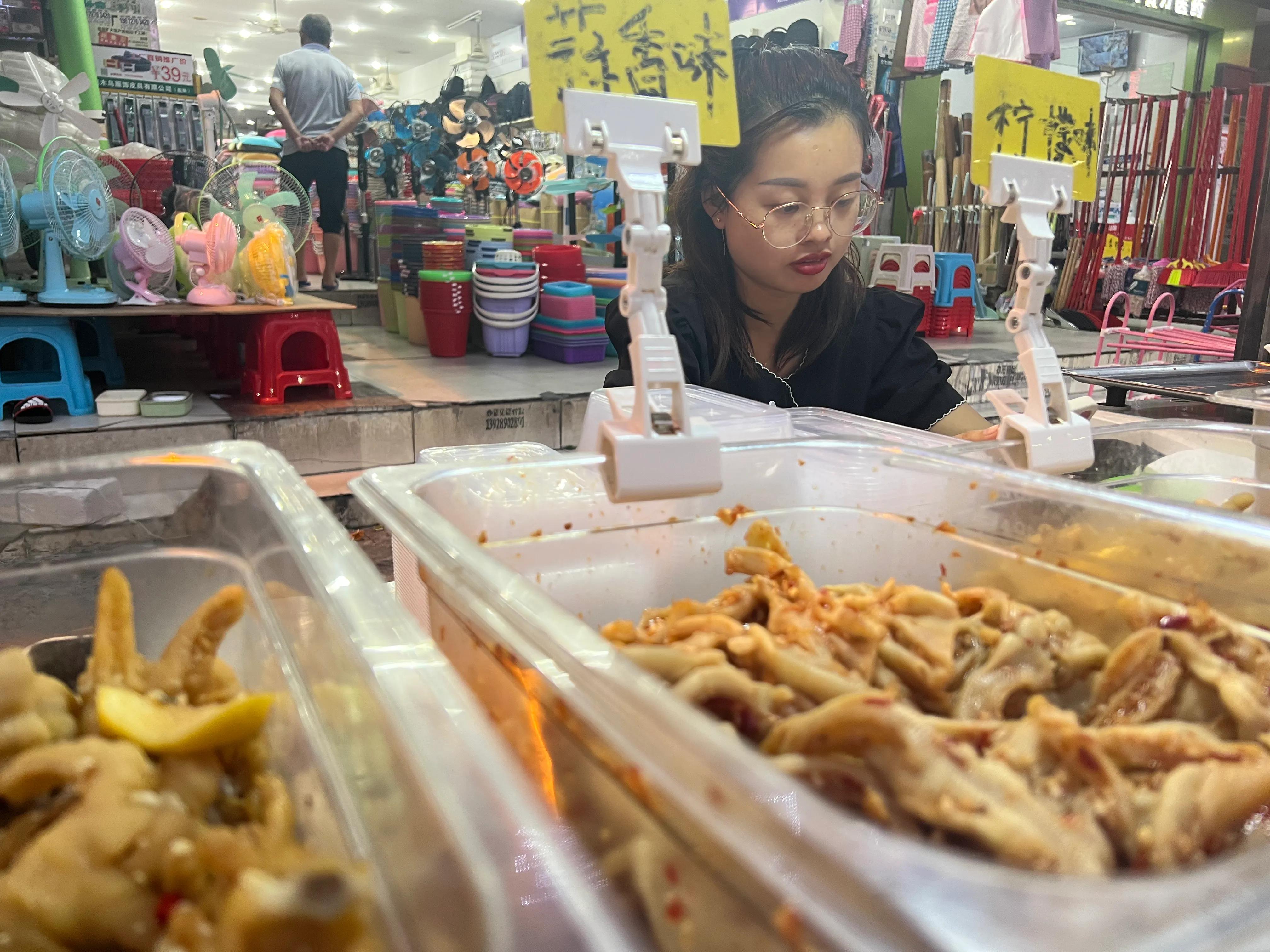 摆摊卖鸡爪月入2万,小姐姐摆摊创业卖鸡爪月入过万