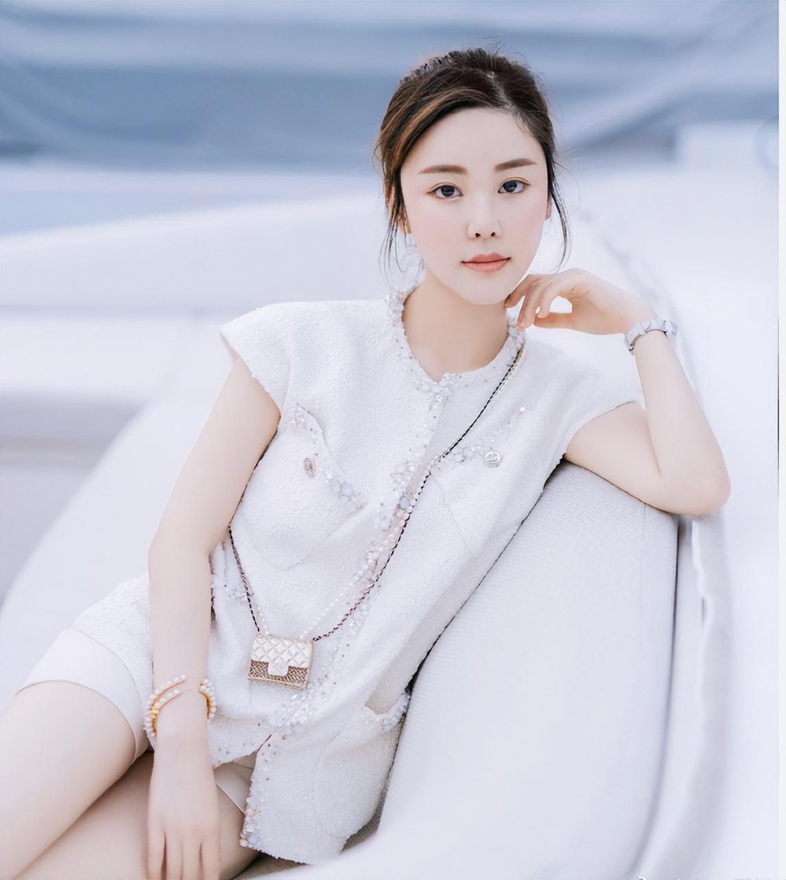 离谱！港媒曝蔡天凤两任丈夫是恋人关系，她只是被利用的工具人