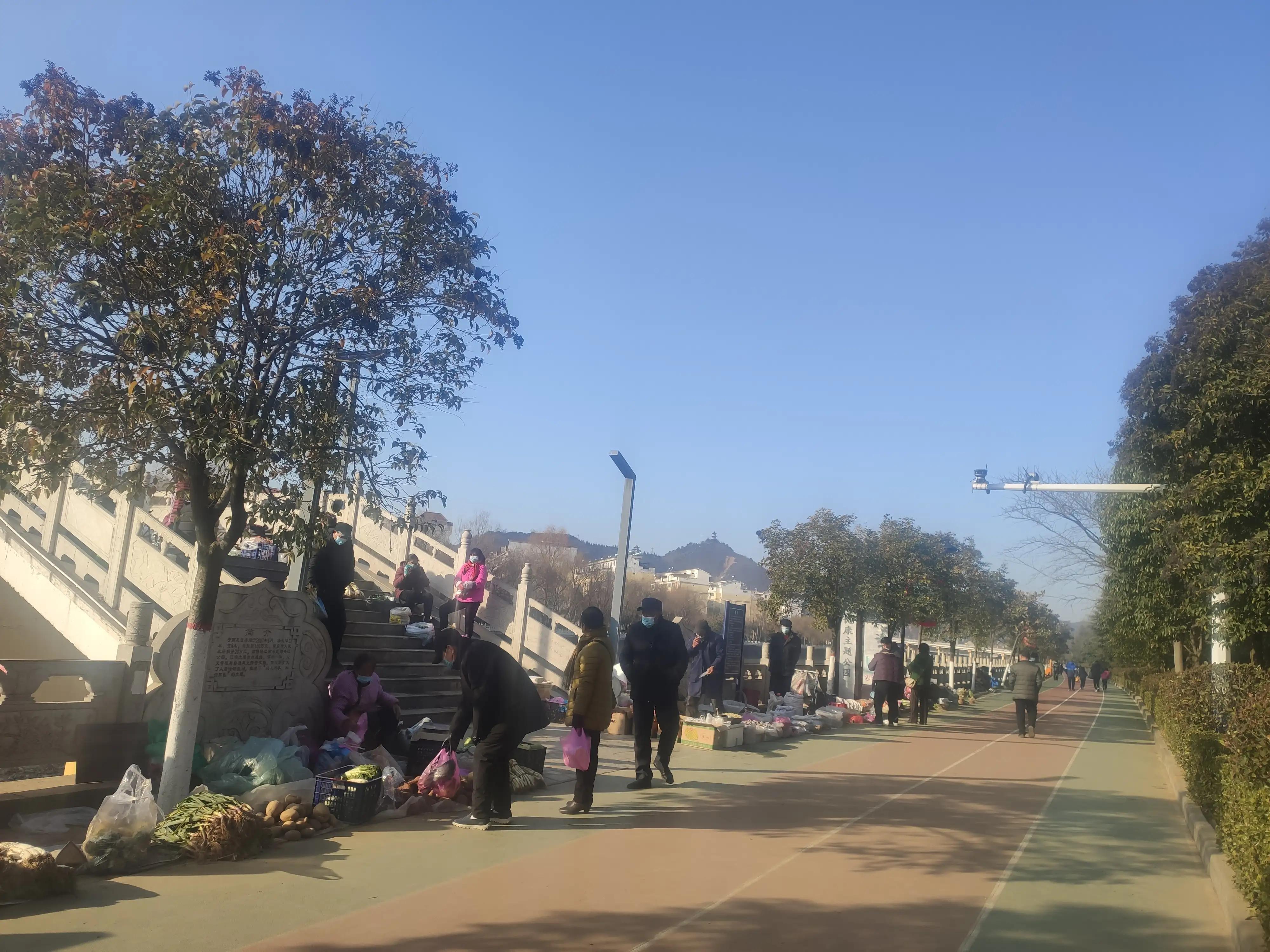 山色空蒙雨亦奇,水光潋滟晴方好山色空蒙的意思